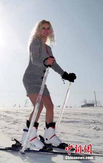 Trượt tuyết với trang phục... bikini