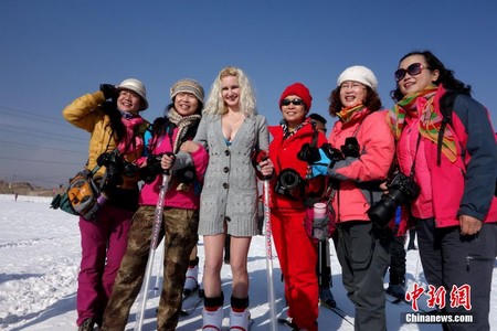 Trượt tuyết với trang phục... bikini