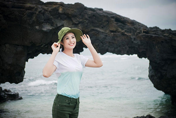 HH Ngọc Hân đi từ thiện bị kẹt ở đảo Lý Sơn do bão Hagupit