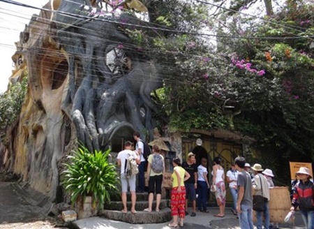 Khám phá ngôi nhà điên ở Đà Lạt