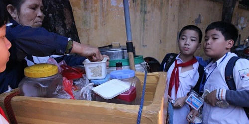 Ám ảnh quà vặt độc hại bám cổng trường