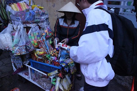 Ám ảnh quà vặt độc hại bám cổng trường