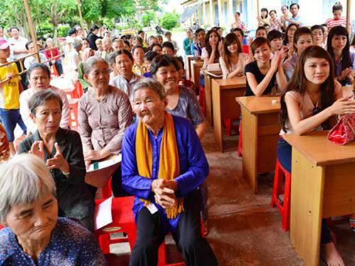 Hoa hậu đi từ thiện lại tặng cây thông Noel cho nhà chùa