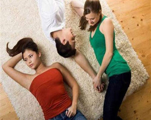 Anh nói muốn cả tôi và cô ta