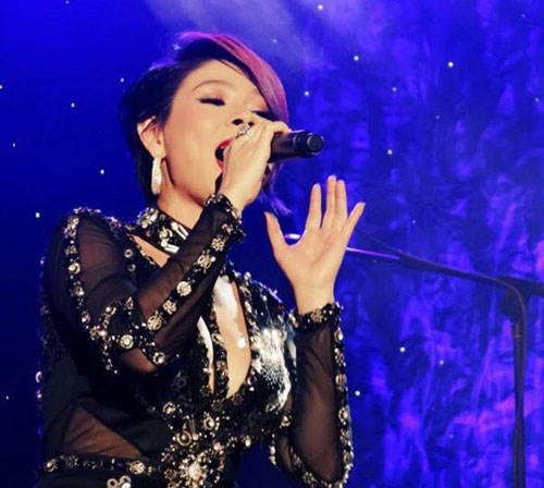 Ca sĩ giảm “hot” vì mải bay show nước ngoài