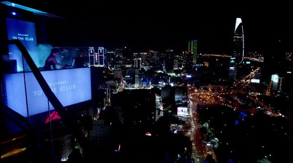 Beckham tung clip thân mật bên Tóc Tiên ở Việt Nam