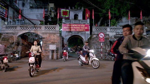 Beckham tung clip thân mật bên Tóc Tiên ở Việt Nam