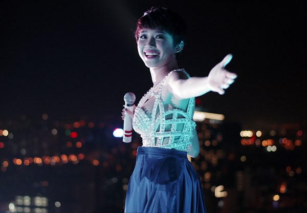 Beckham tung clip thân mật bên Tóc Tiên ở Việt Nam