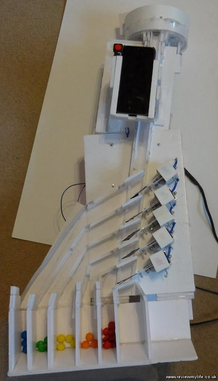 Thú vị với cỗ máy phân loại kẹo ngọt bằng...iPhone