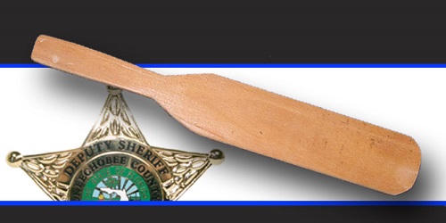 Mời cảnh sát đến nhà giám sát việc đánh con