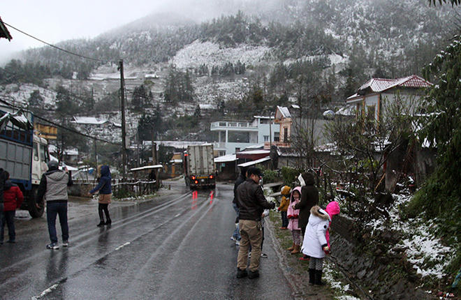 Du khách bất chấp rét 0 độ lên Sa Pa ngắm tuyết 