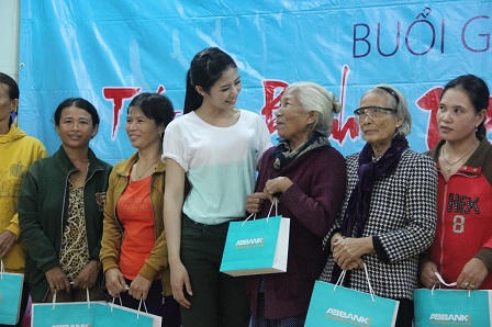 Mỹ Linh, Mỹ Tâm mang Tết an bình tới ngư dân 