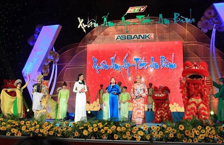 Mỹ Linh, Mỹ Tâm mang Tết an bình tới ngư dân 