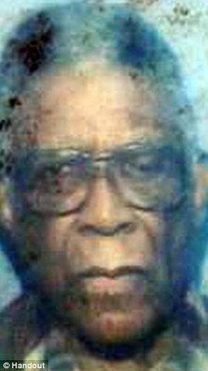 Chết vì bị bắn vào bụng từ... 70 năm trước