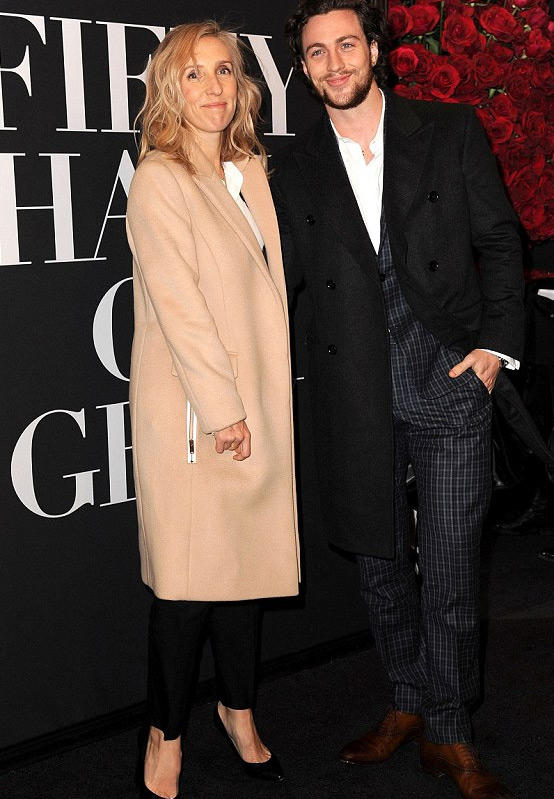 Cặp đôi phim 18 + “50 sắc thái” thân mật trên thảm đỏ