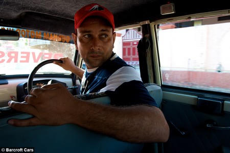 Kinh ngạc tài xế taxi 11 năm chỉ lái xe giật lùi