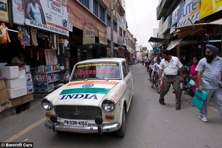 Kinh ngạc tài xế taxi 11 năm chỉ lái xe giật lùi