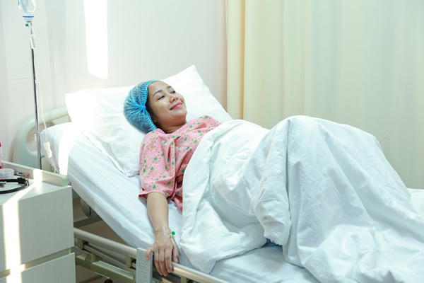 Ốc Thanh Vân “vượt cạn” lần 3 với bé trai nặng 3,5 kg