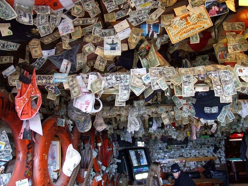 Dùng đô la để trang trí... quán bar