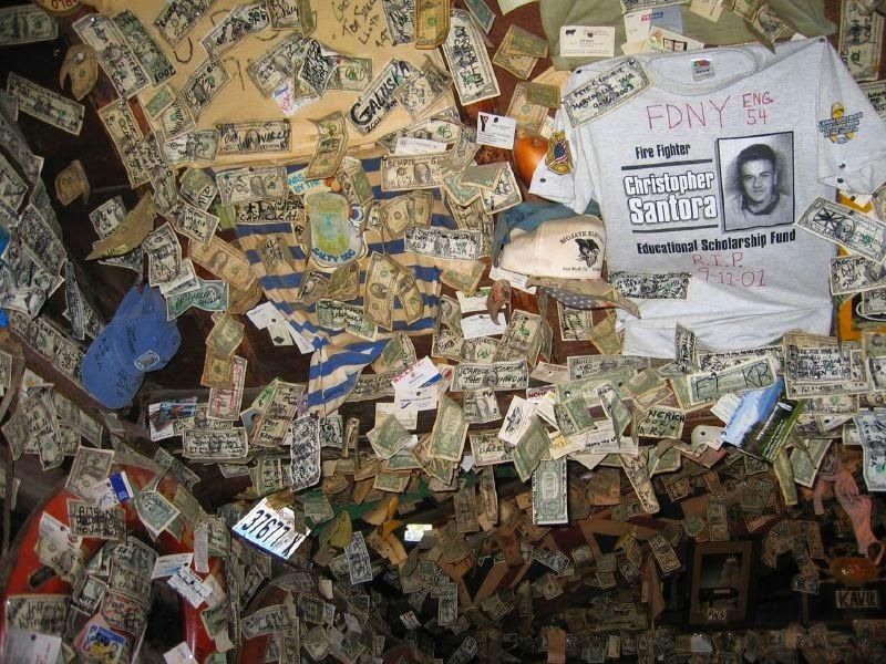 Dùng đô la để trang trí... quán bar