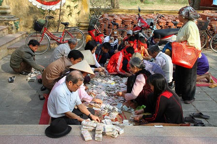 Ai kiểm soát tiền công đức?