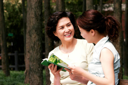 Bắt gặp mẹ chồng đi với người đàn ông lạ