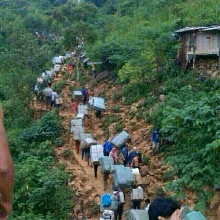 Những người đàn bà “vác” gia đình trên vai