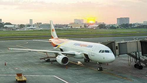 Mẹ giấu con 2 tháng trong hành lý xách tay