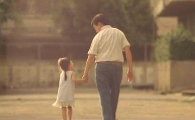 Mẹ đơn thân dạy con coi bố như kẻ thù