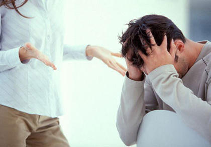 Hoảng hồn khi bị vợ phát hiện quần chip lạ trong valy