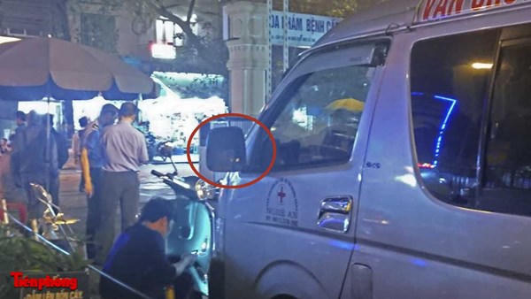 Chặn xe chở xác cháu bé ở cổng bệnh viện để đòi “lệ phí“