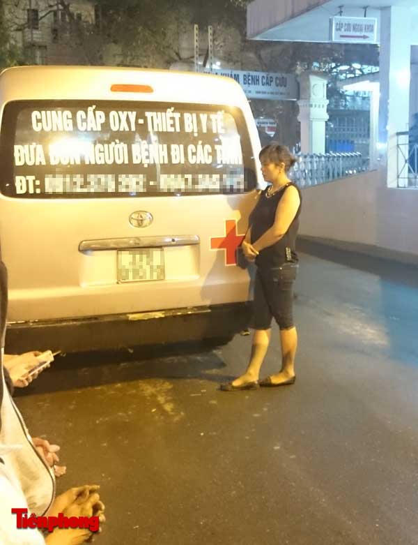 Chặn xe chở xác cháu bé ở cổng bệnh viện để đòi “lệ phí“