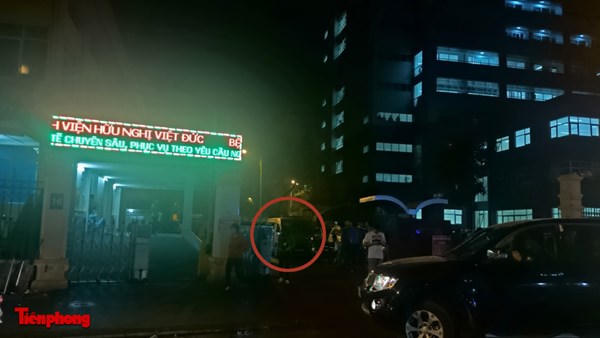 Chặn xe chở xác cháu bé ở cổng bệnh viện để đòi “lệ phí“