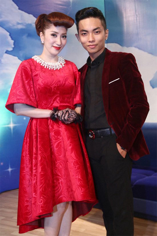 Khánh Thi bức xúc về tin đồn “yêu thiếu gia kém 12 tuổi“