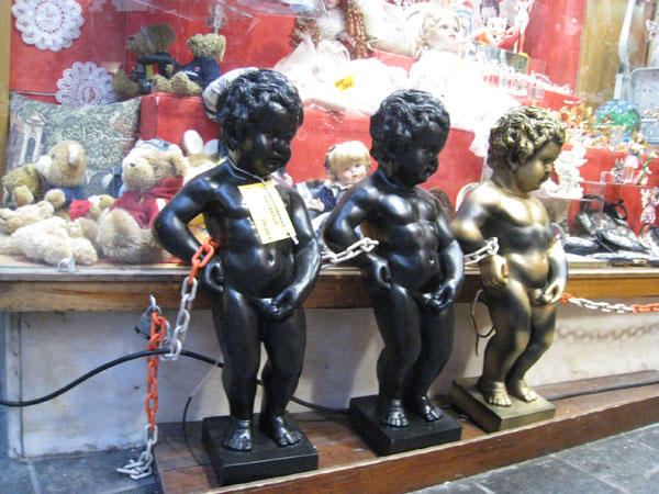 Giai thoại thú vị về bức tượng cậu bé đứng tè ở Bỉ