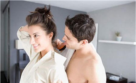 Bắt quả tang chồng chốt cửa,“đánh gió” cho cô hàng xóm