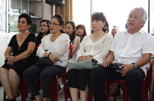 Khánh Ly mang tro cốt chồng về Việt Nam