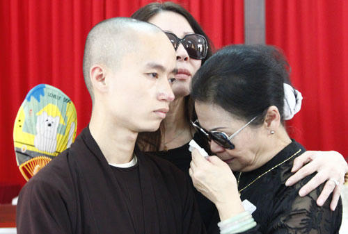 Khánh Ly mang tro cốt chồng về Việt Nam