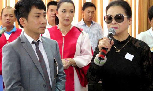 Khánh Ly mang tro cốt chồng về Việt Nam