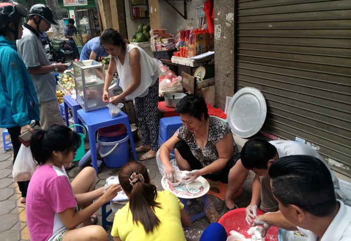 Sếp mua trăm đĩa bánh trôi cúng cầu may