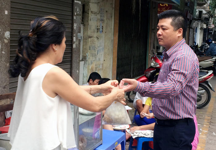 Sếp mua trăm đĩa bánh trôi cúng cầu may