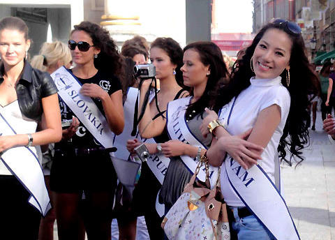 Bóc mẽ hoa hậu tự phong và người mẫu chém gió