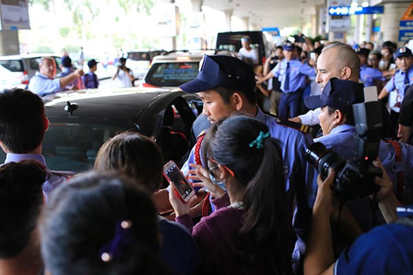 "Công chúa của Disney" xuất hiện giản dị tại sân bay Tân Sơn Nhất