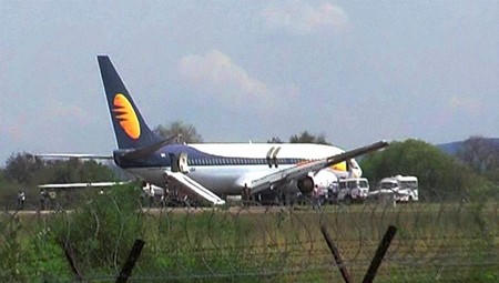 Cơ trưởng bất ngờ bị ốm, hành khách giúp lái thay máy bay