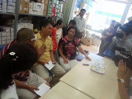 Không chịu đón taxi về trước, chồng hành hung vợ giữa đường