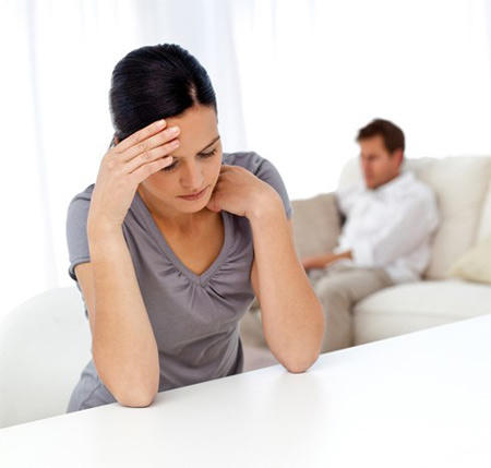 Làm gì khi chồng phải lòng nhân viên nữ?