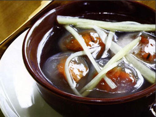 Đi Huế đừng quên thử chè bột lọc nhân heo quay