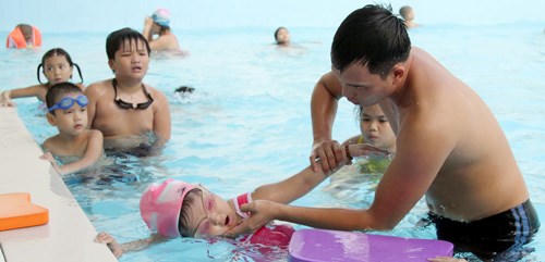 Hè về, nhiều con trẻ bị biến thành “máy học“