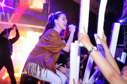 Hồ Ngọc Hà lại đương đầu với xì-căng-đan tình cảm