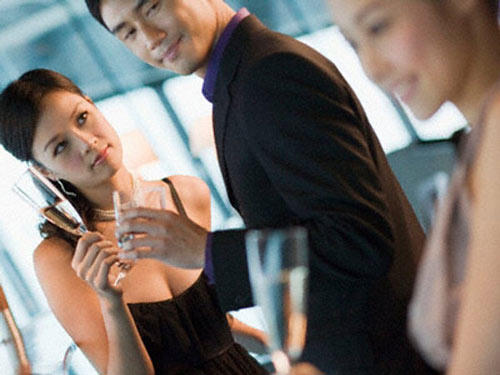 Đàn bà cao tay, răn chồng “ăn vụng phải biết chùi mép“